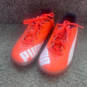 Puma-Boy's Orange/white EvoSpeed 5.4 Indoor soccer shoes Size 1